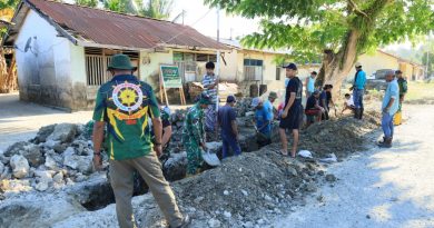 Semangat Kebersamaan Satgas TMMD ke-129 Kodim 1505/Tidore dan Warga Terus Menggelora di Lokasi Pembangunan Drainase