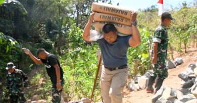 Panggul 3 Sak Semen Sekaligus, Aksi Samson Ponorogo Curi Perhatian di Desa Bulu Lor