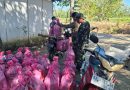 Tak Canggung, Anggota Satgas TMMD 129 Kodim 0802 Ponorogo Bantu Panen Jangkrik