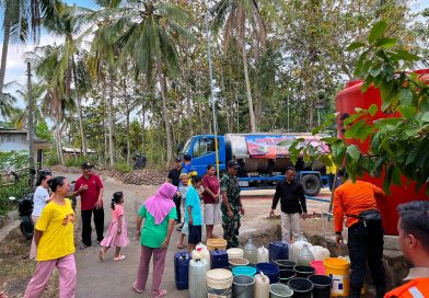TNI-BPBD-BBWS Brantas Salurkan 16.000 Liter Air Bersih untuk Warga Terdampak Kekeringan di Panggul