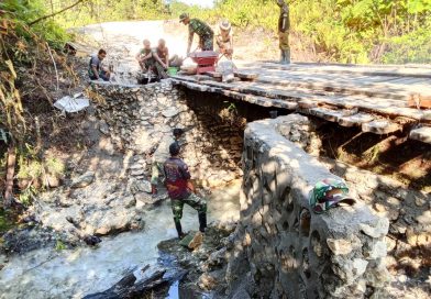 Rehab Jembatan Capai 50 persen, Satgas TMMD ke-129 Kodim 1807/Sorong Selatan Percepat Akses dan Tingkatkan Kesejahteraan Warga