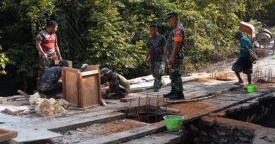 Rehab Jembatan TMMD Ke-129 Capai 55 Persen, Satgas TMMD Percepat Konektivitas dan Akses Masyarakat Kampung Sesor Rehab Jembatan TMMD Ke-129 Capai 55 Persen, Satgas TMMD Percepat Konektivitas dan Akses Masyarakat Kampung Sesor