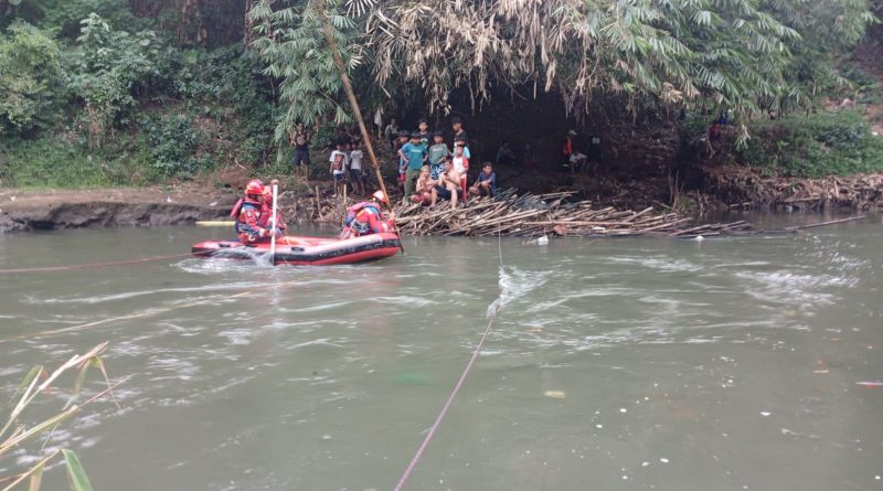 Remaja 14 Tahun Warga Kemang Kalisari Pasarebo Tenggelam di Sungai Ciliwung Remaja 14 Tahun Warga Kemang Kalisari Pasarebo Tenggelam di Sungai Ciliwung