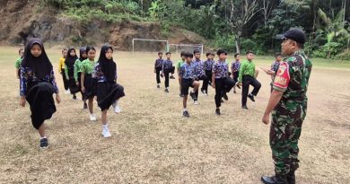TNI Latih PBB Siswa SDN 1 Nglebo, Tanamkan Disiplin dan Karakter Sejak Dini