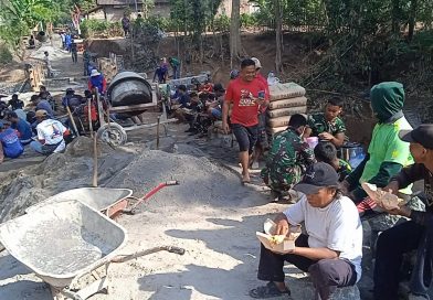Kerja dan Istirahat Bersama, Simbol Kemanunggalan TNI dan Rakyat di TMMD 129 Bulu Lor Kerja dan Istirahat Bersama, Simbol Kemanunggalan TNI dan Rakyat di TMMD 129 Bulu Lor