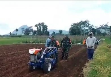 Babinsa Desa Campurdarat Dampingi Petani Siapkan Lahan Jagung, Dukung Ketahanan Pangan Nasional Babinsa Desa Campurdarat Dampingi Petani Siapkan Lahan Jagung, Dukung Ketahanan Pangan Nasional
