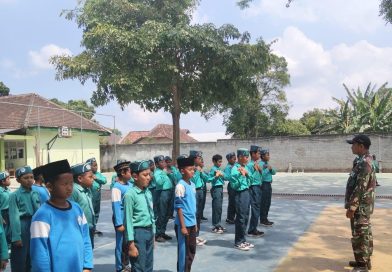 Anggota Koramil Ngunut Latih PBB Siswa MI Modern Mutiara Iman, Tanamkan Disiplin dan Jiwa Kebangsaan Anggota Koramil Ngunut Latih PBB Siswa MI Modern Mutiara Iman, Tanamkan Disiplin dan Jiwa Kebangsaan