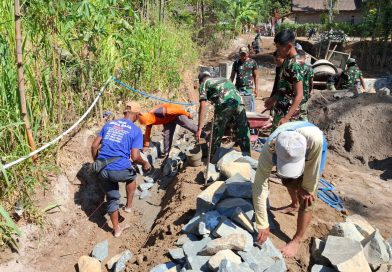 Telah Capai Tahap Akhir Pembangunan Jembatan, Anggota Satgas TMMD 129 Fokus Bangun Talud Jalan Telah Capai Tahap Akhir Pembangunan Jembatan, Anggota Satgas TMMD 129 Fokus Bangun Talud Jalan