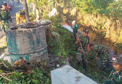 TNI-Polri Bersama Warga Bersihkan Irigasi di Munjungan TNI-Polri Bersama Warga Bersihkan Irigasi di Munjungan