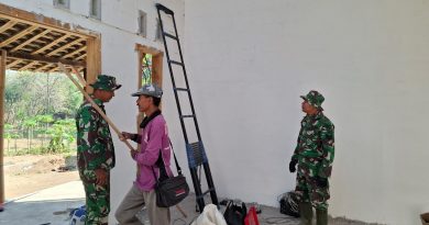 Instalasi Listrik Rehab RTLH Jadi Perhatian Satgas TMMD Demi Keamanan Penghuni