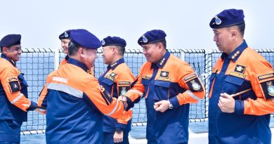 Pangkormar Terima Brevet Kehormatan Hidro-Oseanografi TNI AL