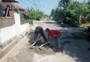 Dukung Pembangunan Desa, Babinsa Kodim Ponorogo Bantu Warga Bangun Talud Jalan