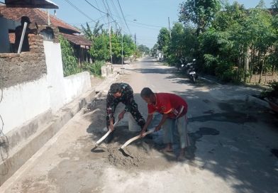 Dukung Pembangunan Desa, Babinsa Kodim Ponorogo Bantu Warga Bangun Talud Jalan Dukung Pembangunan Desa, Babinsa Kodim Ponorogo Bantu Warga Bangun Talud Jalan