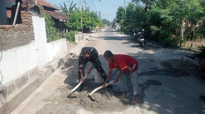 Dukung Pembangunan Desa, Babinsa Kodim Ponorogo Bantu Warga Bangun Talud Jalan Dukung Pembangunan Desa, Babinsa Kodim Ponorogo Bantu Warga Bangun Talud Jalan