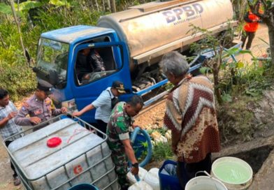 TNI-Polri dan Pemda Salurkan 6.000 Liter Air Bersih ke Warga Dongko