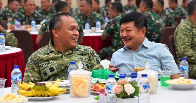 Hangatnya Kebersamaan, Danrem Untoro Makan Bareng Anggota dan Warga