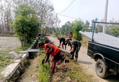Kemarau Panjang, Babinsa Bantu Petani Penuhi Pasokan Air