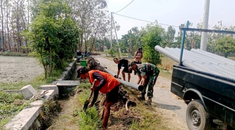 Kemarau Panjang, Babinsa Bantu Petani Penuhi Pasokan Air