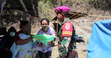 Prajurit Marinir Tembus Wilayah Terisolasir, Salurkan Bantuan Warga Terdampak Gempa NTT Prajurit Marinir Tembus Wilayah Terisolasir, Salurkan Bantuan Warga Terdampak Gempa NTT