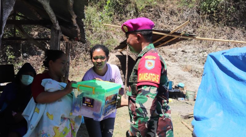 Prajurit Marinir Tembus Wilayah Terisolasir, Salurkan Bantuan Warga Terdampak Gempa NTT Prajurit Marinir Tembus Wilayah Terisolasir, Salurkan Bantuan Warga Terdampak Gempa NTT