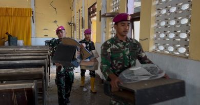 Pulihkan Rumah Ibadah Pasca Gempa, Marinir Bersihkan Gereja Stasi Wangkung NTT