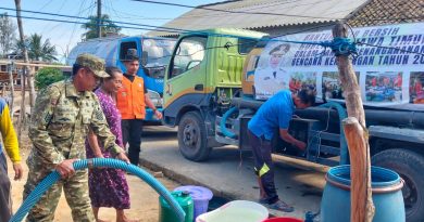 TNI-Polri dan BPBD Salurkan 24.000 Liter Air Bersih ke Warga Panggul TNI-Polri dan BPBD Salurkan 24.000 Liter Air Bersih ke Warga Panggul
