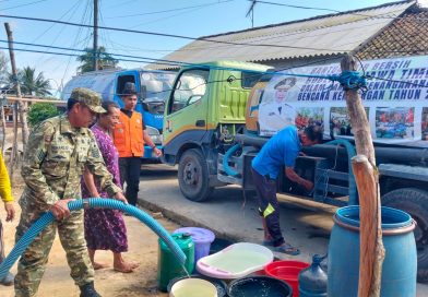 TNI-Polri dan BPBD Salurkan 24.000 Liter Air Bersih ke Warga Panggul TNI-Polri dan BPBD Salurkan 24.000 Liter Air Bersih ke Warga Panggul