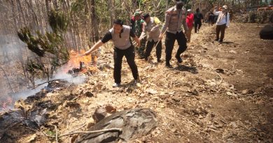 Ada Hutan Desa Binaan Terbakar, Babinsa Kodim Ponorogo Terjun Atasi
