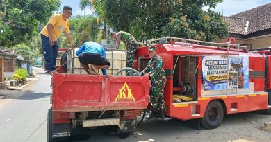 Kodim 0806/Trenggalek Salurkan 4.000 Liter Air Bersih untuk Warga Manggis