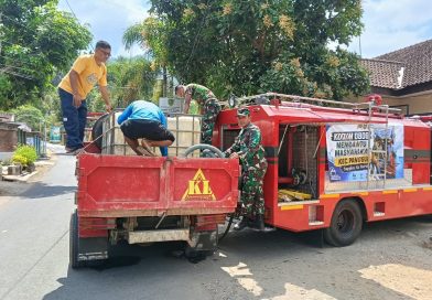 Kodim 0806/Trenggalek Salurkan 4.000 Liter Air Bersih untuk Warga Manggis Kodim 0806/Trenggalek Salurkan 4.000 Liter Air Bersih untuk Warga Manggis