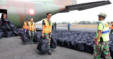 Hercules TNI AU Kembali Tiba di Lanud Sjamsudin Noor, Bawa Ratusan APD Bantuan Kemhan RI dan Masker Dari Puskes TNI AU Untuk Perkuat Penanganan Karhutla Kalsel