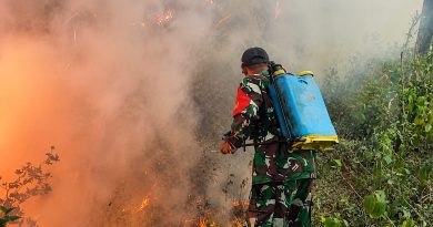 Prajurit TNI dan Warga Berjibaku di Tengah Kepungan Api Hutan Ngrayun