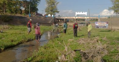 HUT ke-81 TNI, Koramil 0806-03/Durenan Bersama Warga Bersihkan Sungai