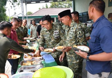 Anggota Kodim 0802/Ponorogo Makan Siang Bersama, Tersaji Suasana Kehangatan Kekeluargaan Anggota Kodim 0802/Ponorogo Makan Siang Bersama, Tersaji Suasana Kehangatan Kekeluargaan