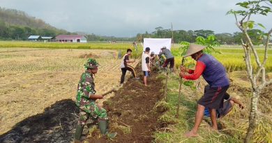 TNI-Polri dan Warga Gotong Royong Bersihkan Irigasi Persawahan