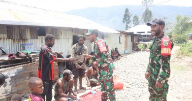 Babinsa 1714-01/Mulia Ulia Pererat Kemanunggalan TNI–Rakyat Melalui Anjangsana dan Bantuan Sembako di Kampung Kulon Enggame, Distrik Pagaleme