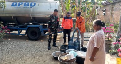 TNI dan BPBD Trenggalek Salurkan 4.000 Liter Air Bersih ke Warga Jatiprahu