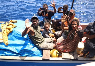 KRI WSH-991 Evakuasi 11 Warga Papua Nugini di Perairan Samudera Pasifik KRI WSH-991 Evakuasi 11 Warga Papua Nugini di Perairan Samudera Pasifik