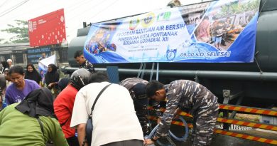 TNI Salurkan 368.000 Liter Air Bersih untuk Masyarakat Terdampak Karhutla di Kalbar TNI Salurkan 368.000 Liter Air Bersih untuk Masyarakat Terdampak Karhutla di Kalbar