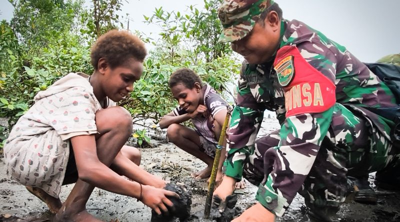 Jaga Kelestarian Lingkungan, Kodim 1710/Mimika Tanam Mangrove Sambut HUT ke-81 TNI Jaga Kelestarian Lingkungan, Kodim 1710/Mimika Tanam Mangrove Sambut HUT ke-81 TNI