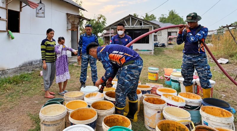 Respons Dampak Kemarau, Lanud Sjamsudin Noor Kembali Salurkan Air Bersih untuk Warga Respons Dampak Kemarau, Lanud Sjamsudin Noor Kembali Salurkan Air Bersih untuk Warga