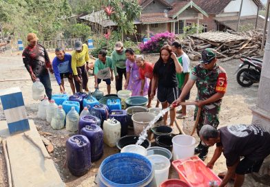 Kesulitan Air Bersih, Kodim Tulungagung Salurkan Bantuan ke Warga Kresikan dan Pakisrejo Kesulitan Air Bersih, Kodim Tulungagung Salurkan Bantuan ke Warga Kresikan dan Pakisrejo
