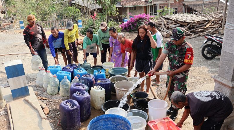 Kesulitan Air Bersih, Kodim Tulungagung Salurkan Bantuan ke Warga Kresikan dan Pakisrejo Kesulitan Air Bersih, Kodim Tulungagung Salurkan Bantuan ke Warga Kresikan dan Pakisrejo