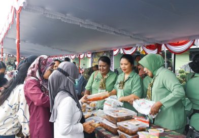 Kodim 1710/Mimika Gelar Bazar HUT TNI, Hadirkan Sembako Murah Kodim 1710/Mimika Gelar Bazar HUT TNI, Hadirkan Sembako Murah