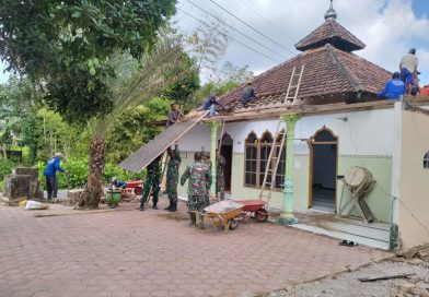 Pra TMMD ke-130, Kodim Tulungagung Bersama Warga Bongkar Awal Mushola Darurohman Pra TMMD ke-130, Kodim Tulungagung Bersama Warga Bongkar Awal Mushola Darurohman
