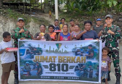 Senyum dan Kepedulian di Ujung Negeri Anggota Yonif TP 810/Beyea Emare Mamare (BEM) Berbagi Jumat Berkah
