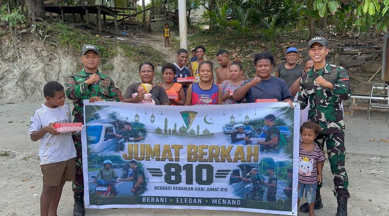 Senyum dan Kepedulian di Ujung Negeri Anggota Yonif TP 810/Beyea Emare Mamare (BEM) Berbagi Jumat Berkah