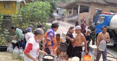 TNI dan BPBD Salurkan 12.000 Liter Air Bersih untuk Warga Panggul