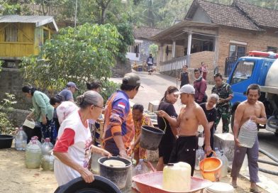 TNI dan BPBD Salurkan 12.000 Liter Air Bersih untuk Warga Panggul