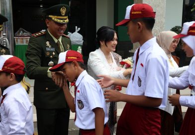 Ratusan Pelajar Sambangi Makodim Tulungagung, Beri Ucapan HUT ke-81 TNI Ratusan Pelajar Sambangi Makodim Tulungagung, Beri Ucapan HUT ke-81 TNI